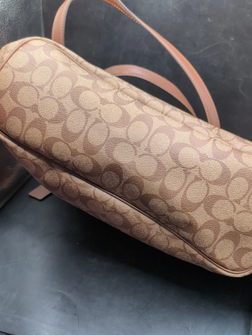 Coach Gallery Tote In Signature Canvas CH504